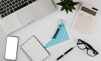 Mesa de trabalho com itens de escritório utilizados em serviços contábeis