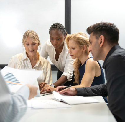 Equipe de contadores analisando documentos fiscais